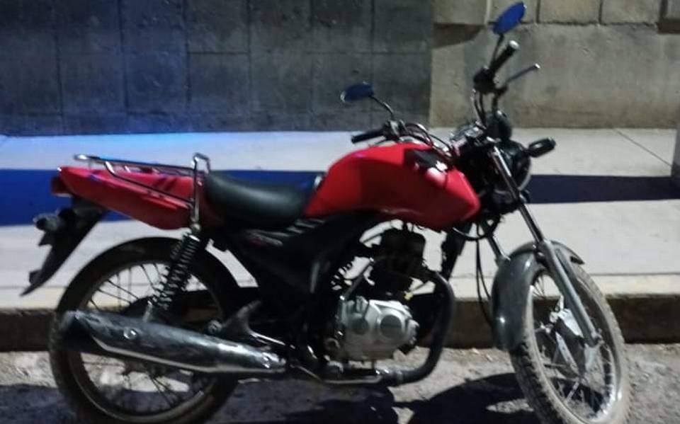 Una veinteañera y un menor conducían motos robadas