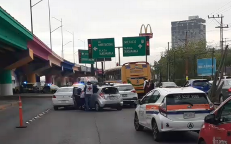  Camión de personal embiste a cuatro autos en Salvador Nava